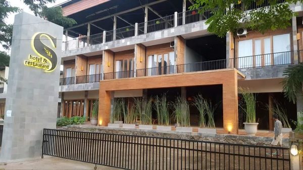 S Hotel and Restaurant