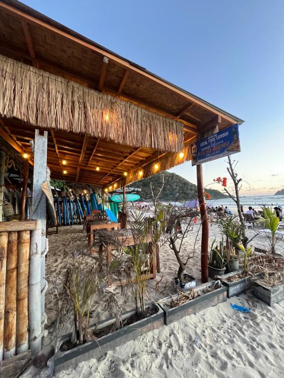 Selong belanak surf hostel