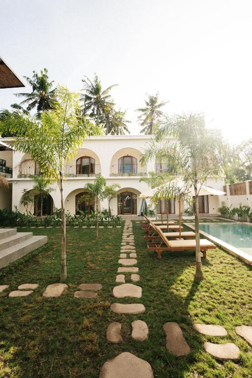 TWINFIN Surf House